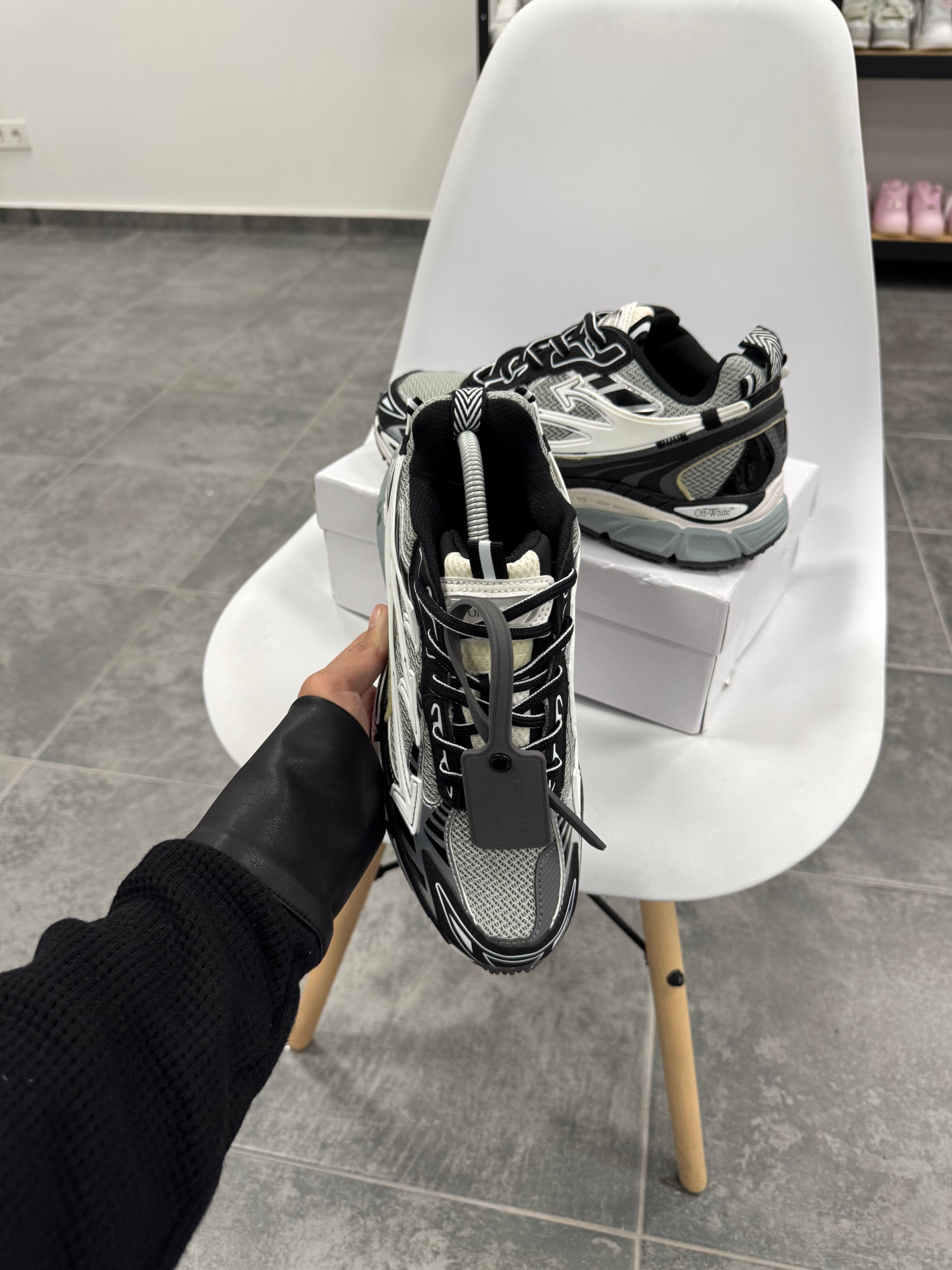 Off-White Be Right Back — 3