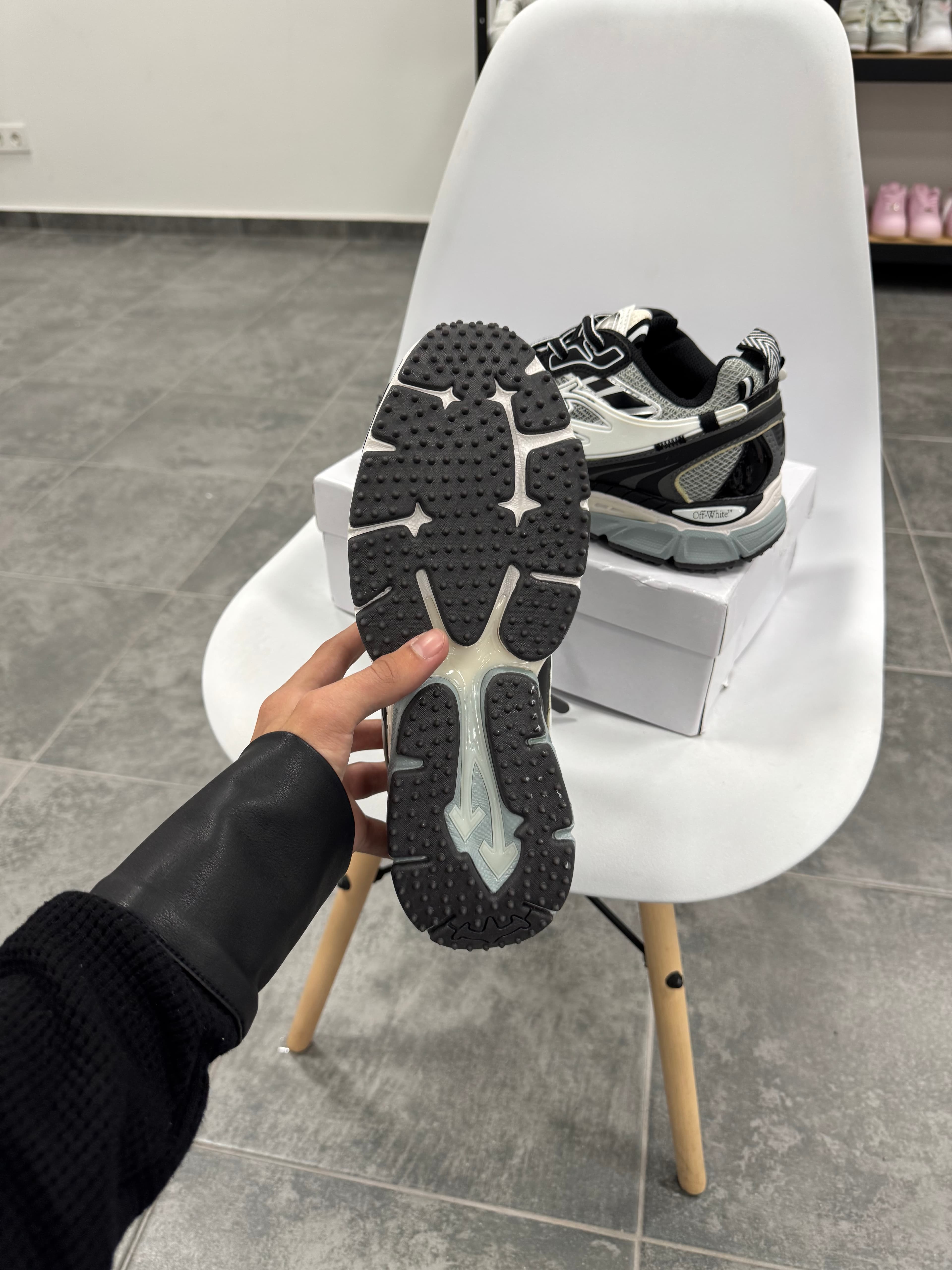 Off-White Be Right Back — 4